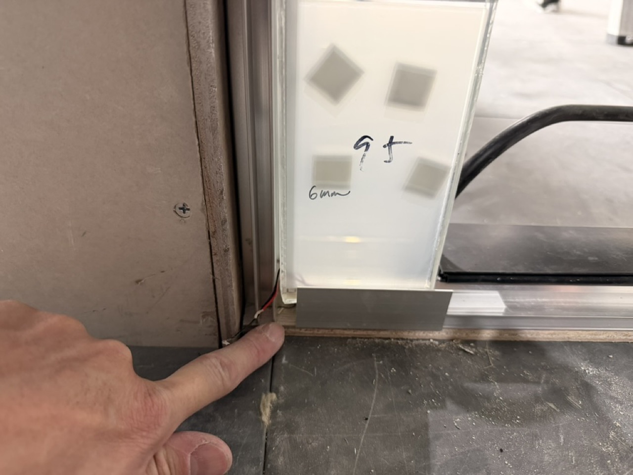 Clestra Mplus 鋁框內部拆解視角，可見 6mm 玻璃厚度標記與內部結構