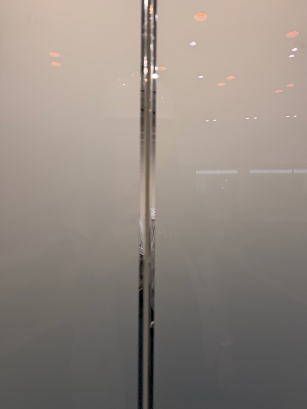 彎烤膠合玻璃邊緣因液晶膜內縮所形成的透光中縫近照